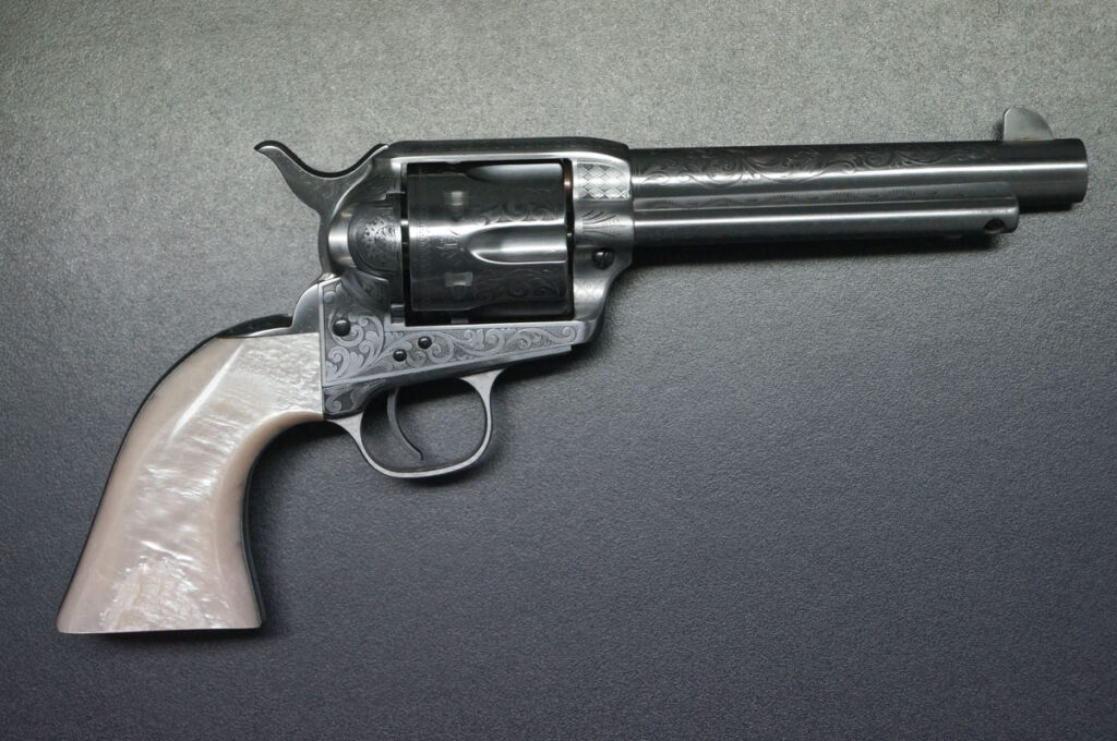 Uberti Western Revolver aufwendig graviert in weiss gehalten