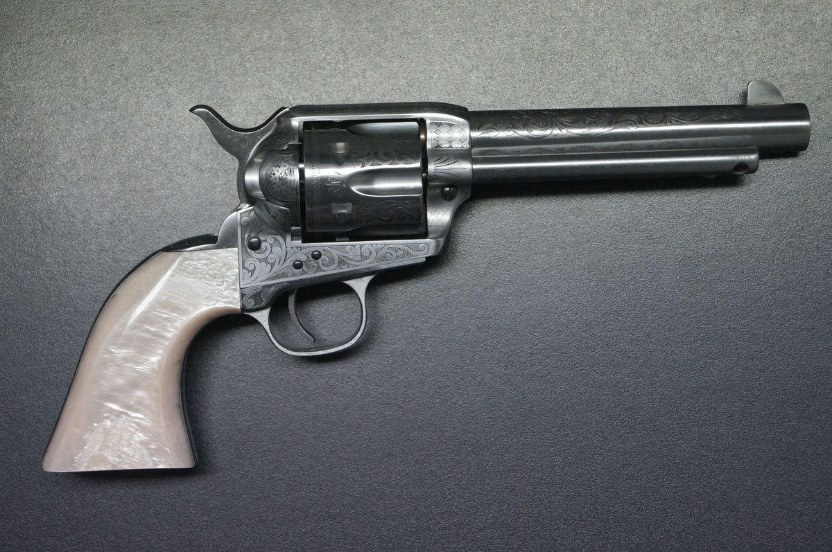 Uberti Western Revolver aufwendig graviert in weiss gehalten
