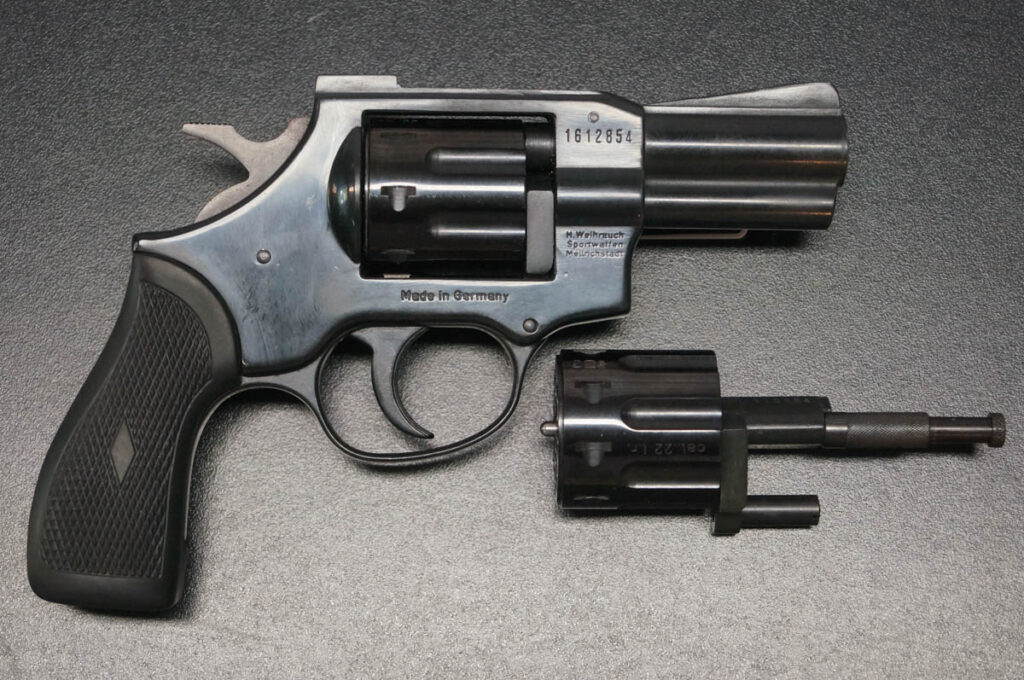 Der Weihrauch Arminius HW3 inkl. Wechseltrommel ist ein kompakter Kleinkaliber-Revolver, der sowohl .22 LR als auch .22 WMR ermöglicht