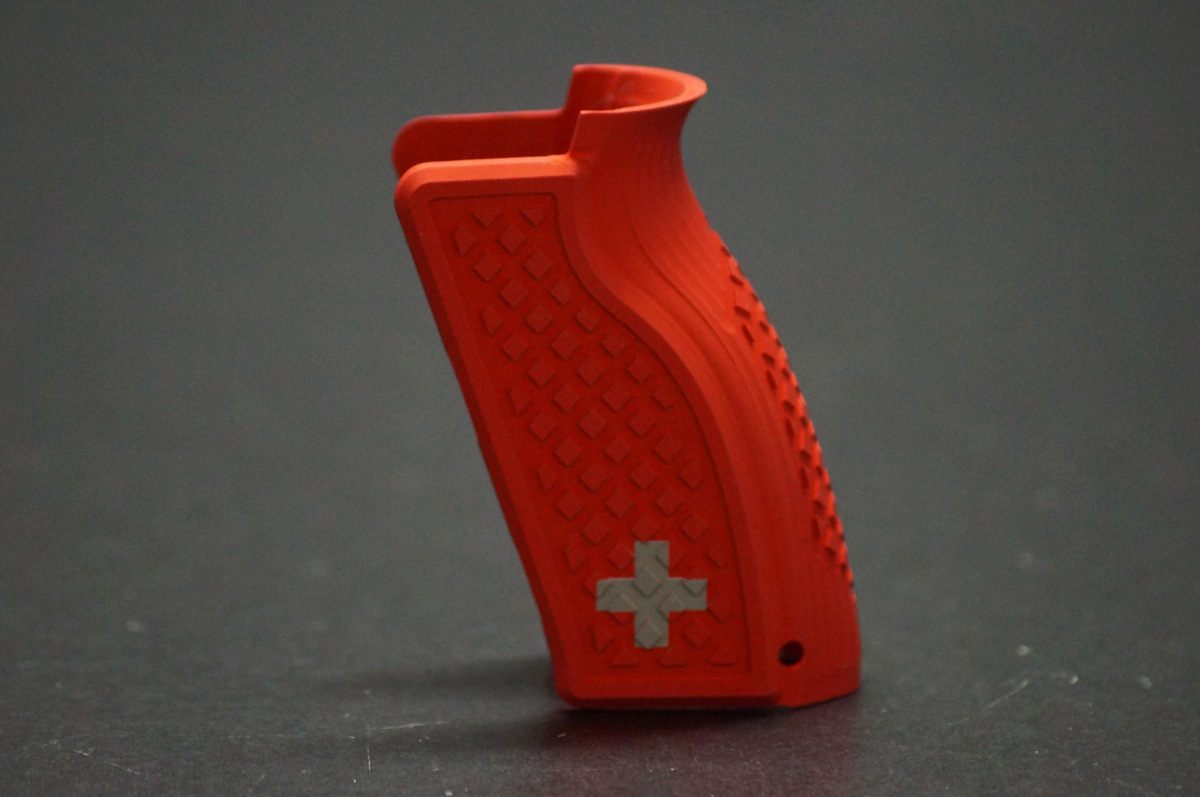 Phoenix Predator Griffschalen mit Swiss Kreuz